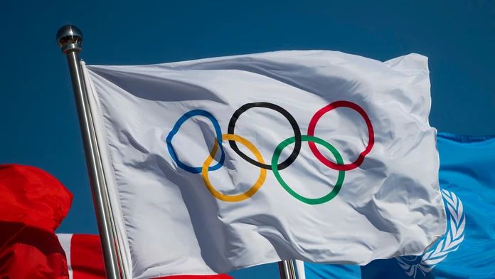 Olympijská vlajka v Pekingu počas ZOH 2022.