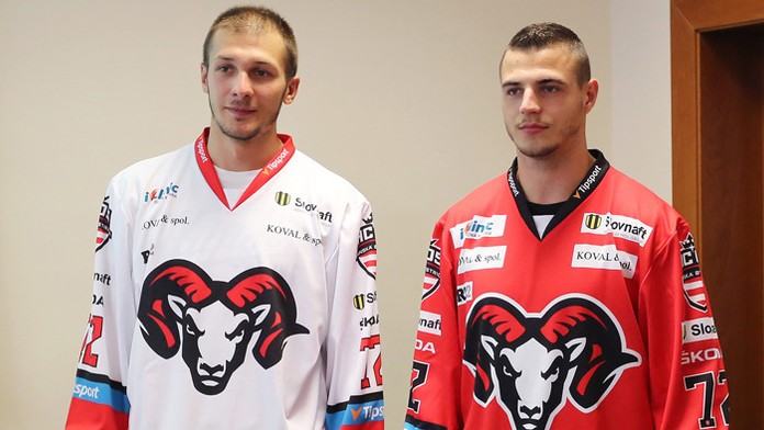 Zľava hráči HC´05 iClinic Banská Bystrica Tomáš Matoušek a Mário Lunter v dresoch s novým logom. 