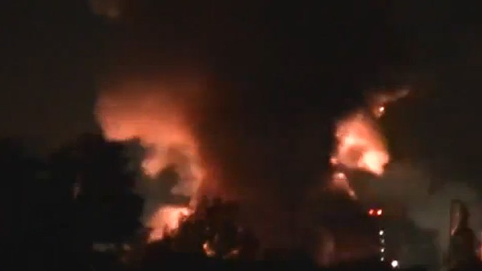 Obrovský požiar vypukol v chemickej továrni firmy Shell 