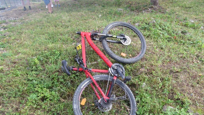 Zdemolovaný bicykel po zrážke s vlakom.