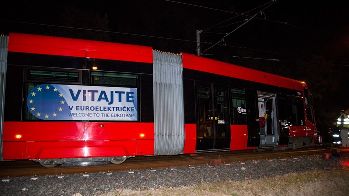 V Petržalke sa vykoľajila električka