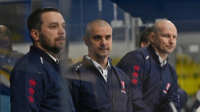 Na snímke v strede tréner slovenskej hokejovej reprezentácie do 20 rokov Ivan Feneš.
