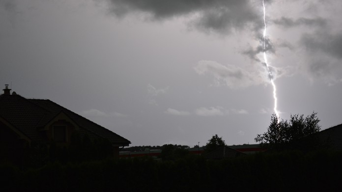 FOTO: Blesky a popadané stromy. Búrky vyčíňali na viacerých miestach Slovenska