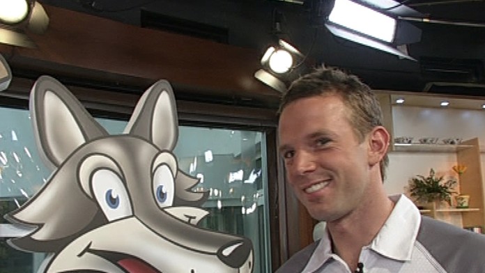 Hokejista Richard Lintner s maskotom MS v hokeji 2011