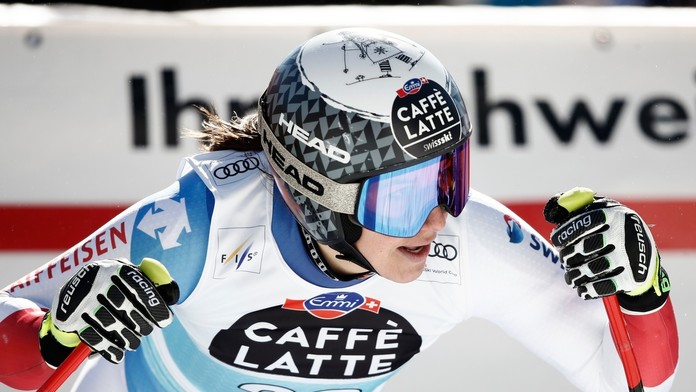 Alpská lyžiarka Lara Gutová-Behramiová reaguje v zjazde v Crans Montana.