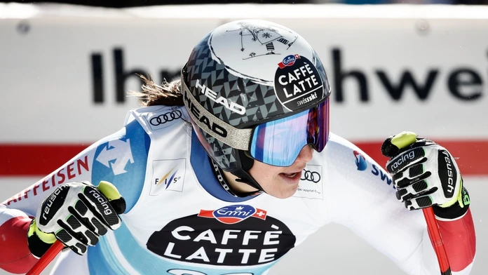 Alpská lyžiarka Lara Gutová-Behramiová reaguje v zjazde v Crans Montana.