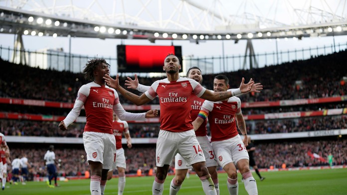 Hráč Arsenalu Pierre-Emerick Aubameyang oslavuje so spoluhráčmi úvodný gól z penalty.