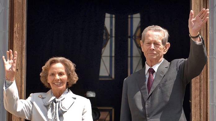 Mávajú z balkóna na zámku Peleš v rumunskom meste Sinaia.