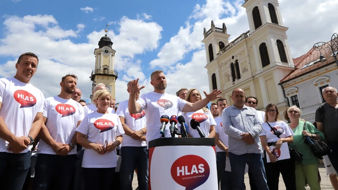 Peter Pellegrini a poslanci pri začiatku zbierania podpisov.