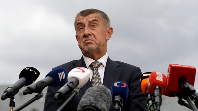 Vľavo Michal Helik (Krakov) a Marko Divkovič (Dunajská Streda) strieľa gól.