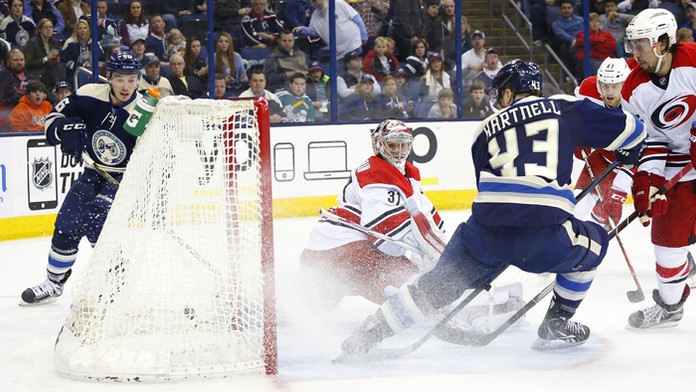 Hráč Columbusu Scott Hartnell (43) skóruje cez brankára Antona Chudobina (Caroliny), na gól mu prihral Marko Daňo (56).