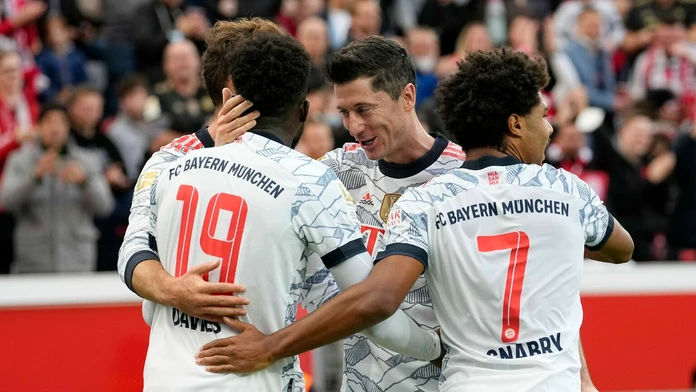 Hráči Bayernu oslavujú gól na pôde Leverkusenu.