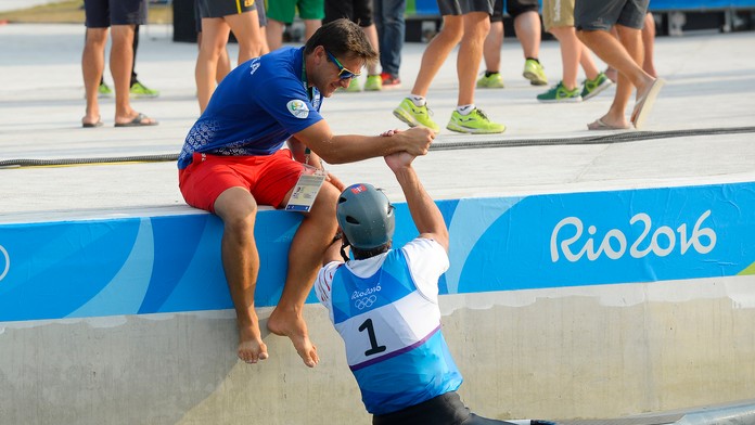 Matej Beňuš sa zo striebornej olympijskej medaily raduje s trénerom Jurajom Minčíkom.