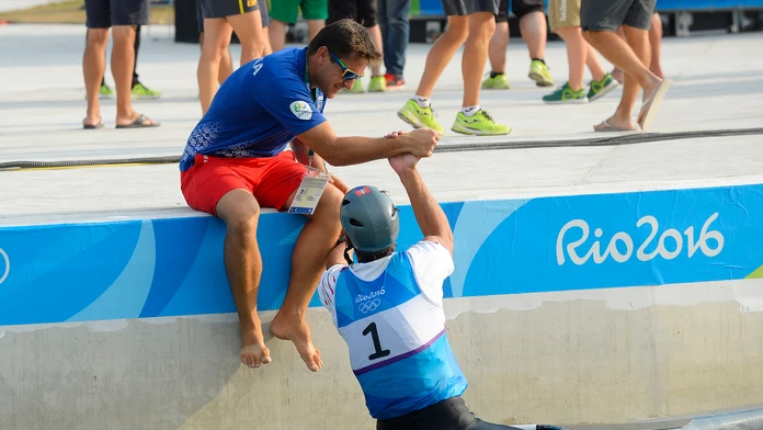 Matej Beňuš sa zo striebornej olympijskej medaily raduje s trénerom Jurajom Minčíkom.