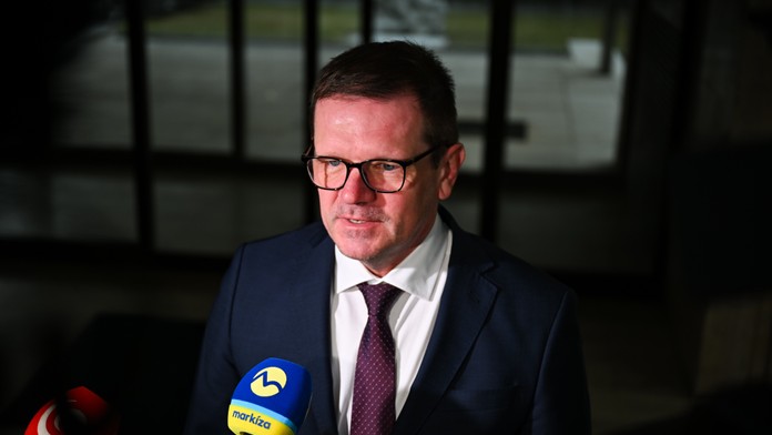 Vicepremiér Kmec mal dopravnú nehodu. Nikto sa nezranil