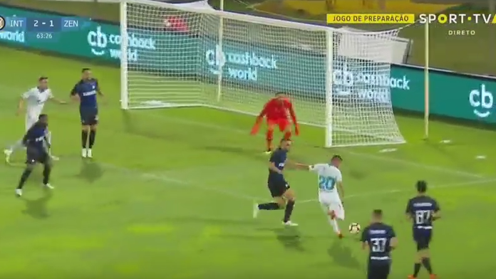 Róbert Mak vs. Inter Miláno.
