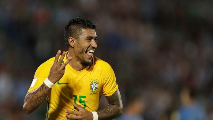 Brazílčan Paulinho oslavuje svoj hetrik.