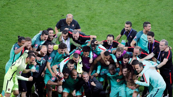 Nadšení portugalskí hráči po semifinálovom triumfe nad Walesom na ME vo Francúzsku.