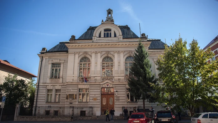 Vylomili vstupné dvere a evakuovali susedov. Muža podozrivého z účasti na terorizme vzali do väzby