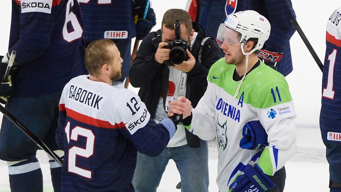 Moment, na ktorý čakali všetky objektívy v ČEZ Aréne: Spoluhráči z LA Kings Marián Gáborík a Anže Kopitar po stretnutí.