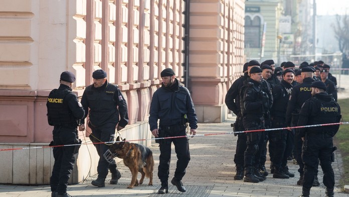 Poplach v Česku: Anonym žiada výkupné a vyhráža sa streľbou na univerzitách, polícia zasahuje po celej krajine