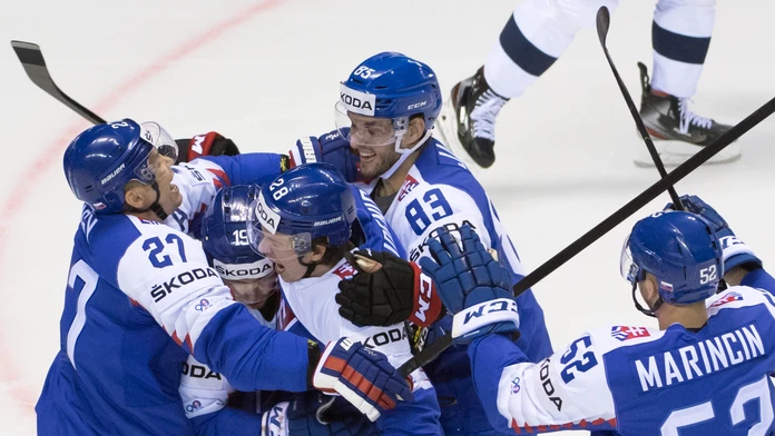 Hráči USA oslavujú gól v dueli na MS 2019 proti Slovensku.