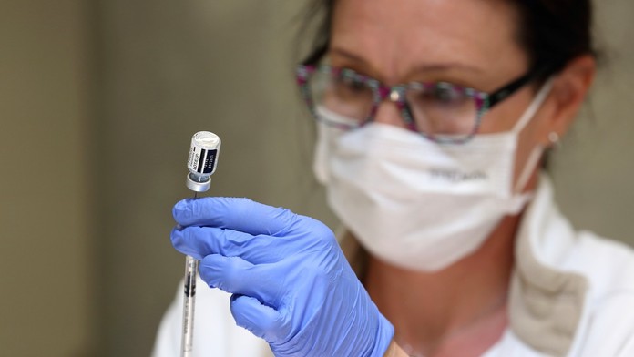 EÚ schválila vakcínu proti najnovšiemu variantu COVID-19