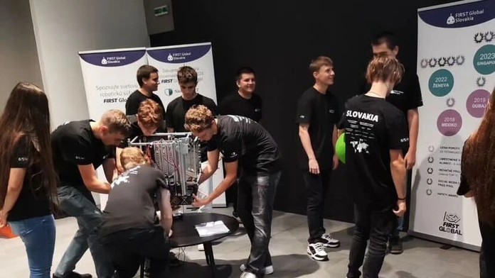Slovenskí študenti, ktorí zostavili prototyp robota.