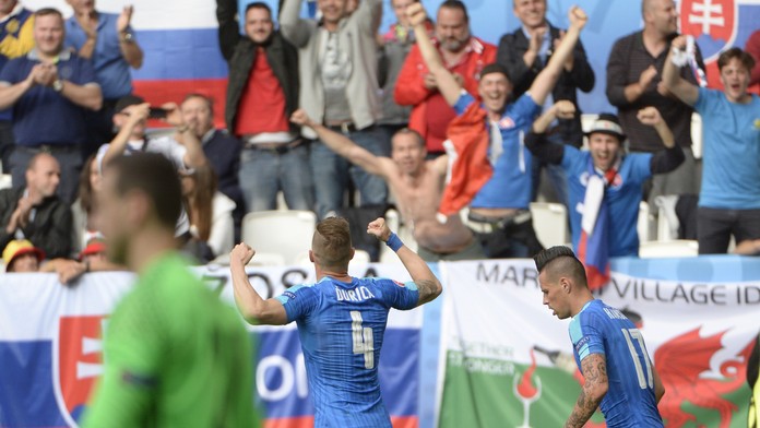 Na snímke hráči Slovenska Ján Ďurica a Marek Hamšík (vpravo) sa tešia po góle Ondreja Dudu na 1:1.