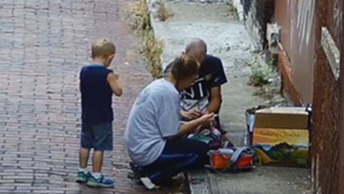 Kamera zachytila matku, ktorá si pred očami synčeka (4) pichala heroín
