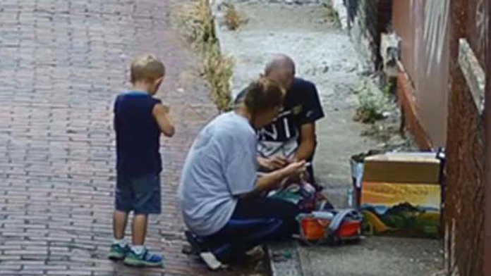 Kamera zachytila matku, ktorá si pred očami synčeka (4) pichala heroín