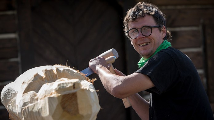 Miro prišiel vyrezať sochu Panny Márie