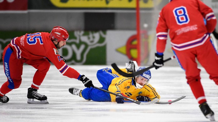 Na ilustračnej snímke hráči hrajú šport zvaný bandy.