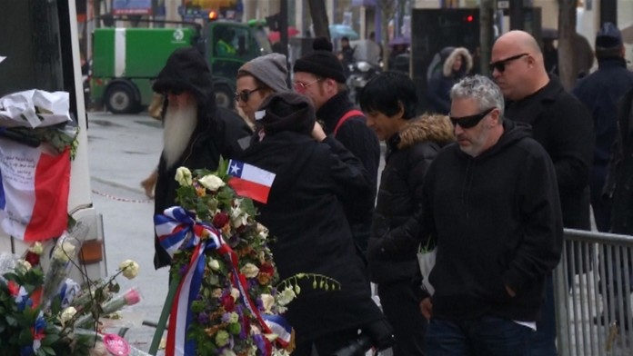 Kapela Eagles of Death Metal si pripomína obete.