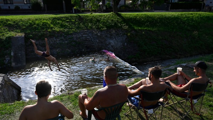 Na viacerých častiach Slovenska môže byť až 36 stupňov. Platia aj výstrahy pred búrkami