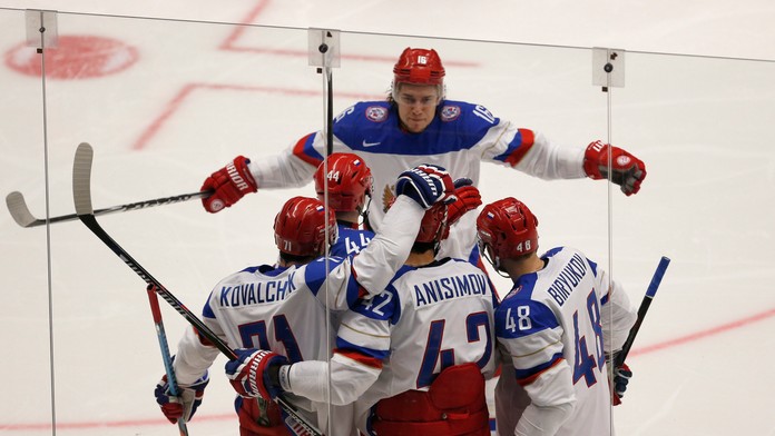 Artjom Anisimov (dole uprostred) z Ruska sa raduje so spoluhráčmi po góle na 2:0 počas zápasu medzi Ruskom a Nórskom.