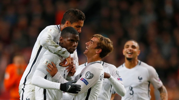 Francúzsky hráč Paul Pogba (druhý vľavo) sa raduje z gólu. 