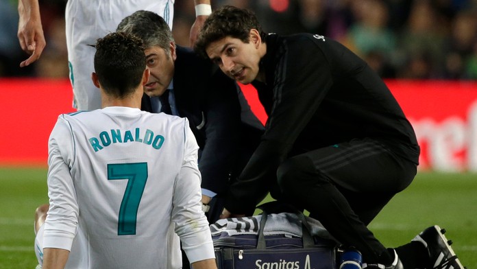 Cristiano Ronaldo v opatere tímových lekárov.