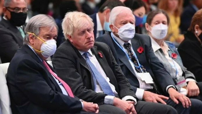 Oddychujúci britský premiér Boris Johnson na klimatickej konferencii
