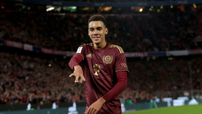 Volajú ho Bambi a žiari stále viac. Bayern si najdrahšieho tínedžera na svete chce udržať