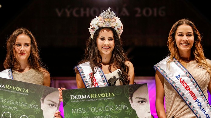 Zľava prvá Vicemiss Folklór 2016 Zuzana Poláčková, Miss Folklór 2016 Veronika Vargová a druhá vicemiss Jeannette Simková