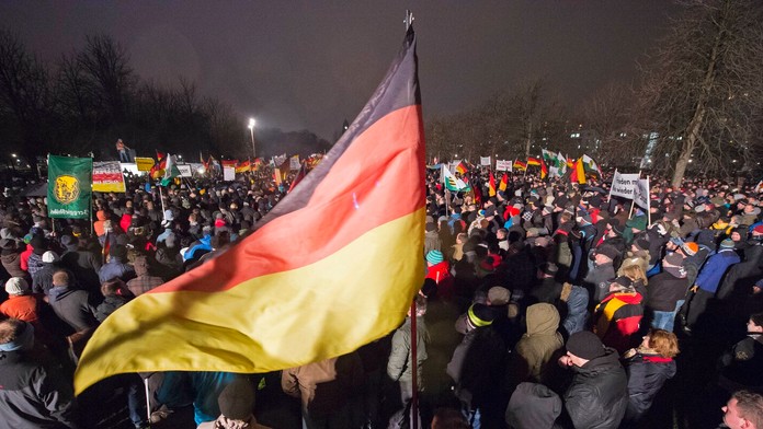 Na snímke účastníci pochodu proti imigrantom