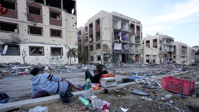 Palestínčania navštevujú svoje domy zničené po izraelskom bombardovaní na juhovýchode Gazy.