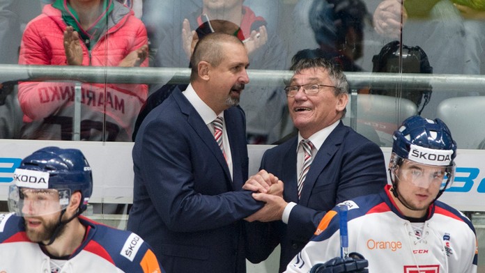 Na snímke v pozadí vľavo tréner tímu Slovenska Zdeno Cíger a jeho asistent Miroslav Miklošovič po víťazstve nad Švajčiarskom 4:0