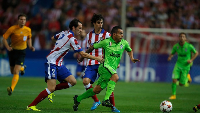Hráč Juventusu Carlos Tevez (v strede) a hráč Atletica Diego Godin  (vľavo)
