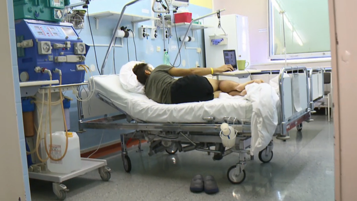 Mladík je v nemocnici. 