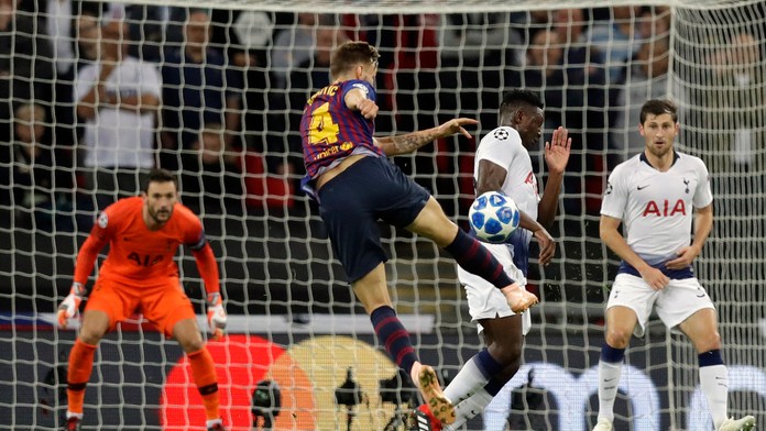 Ivan Rakitič z Barcelony strieľa gól do siete Tottenhamu v zápase LM.