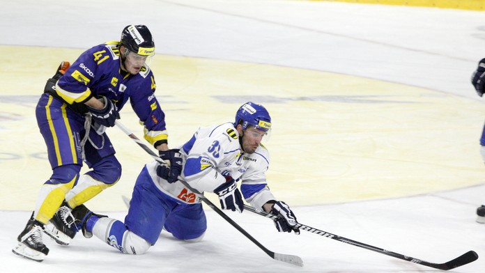 Patrik Lušňák z ŠHK 37 Piešťany (vľavo) vs. Jakub Drábek z HK Poprad v prvom zápase štvrťfinále play-off.