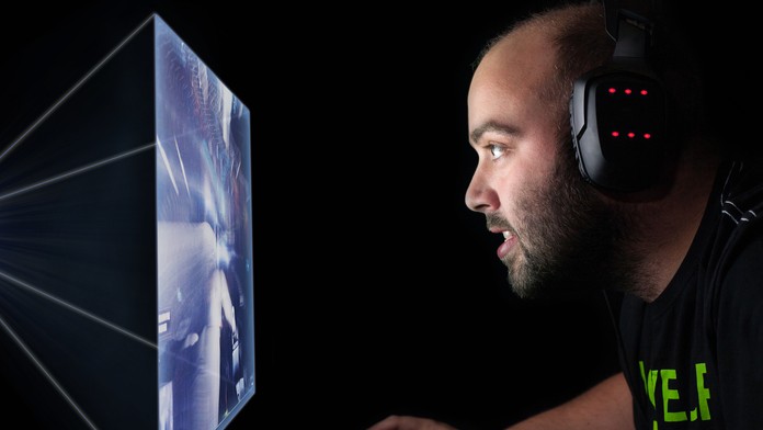 Muž a počítačová hra- ilustračná snímka.