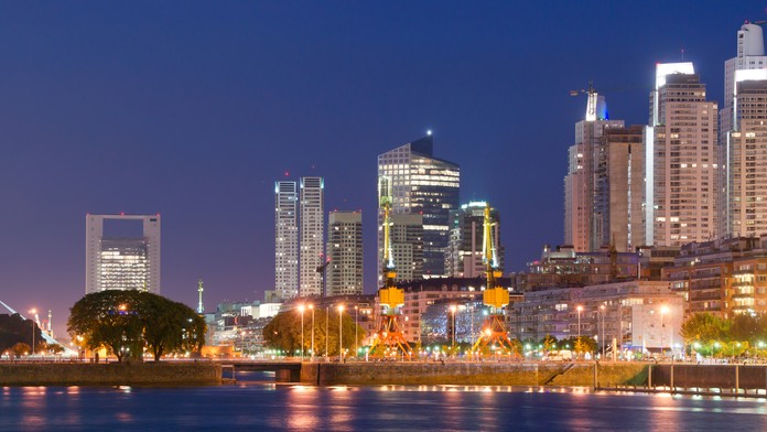 Nočný pohľad na hlavné mesto Argentíny Buenos Aires.